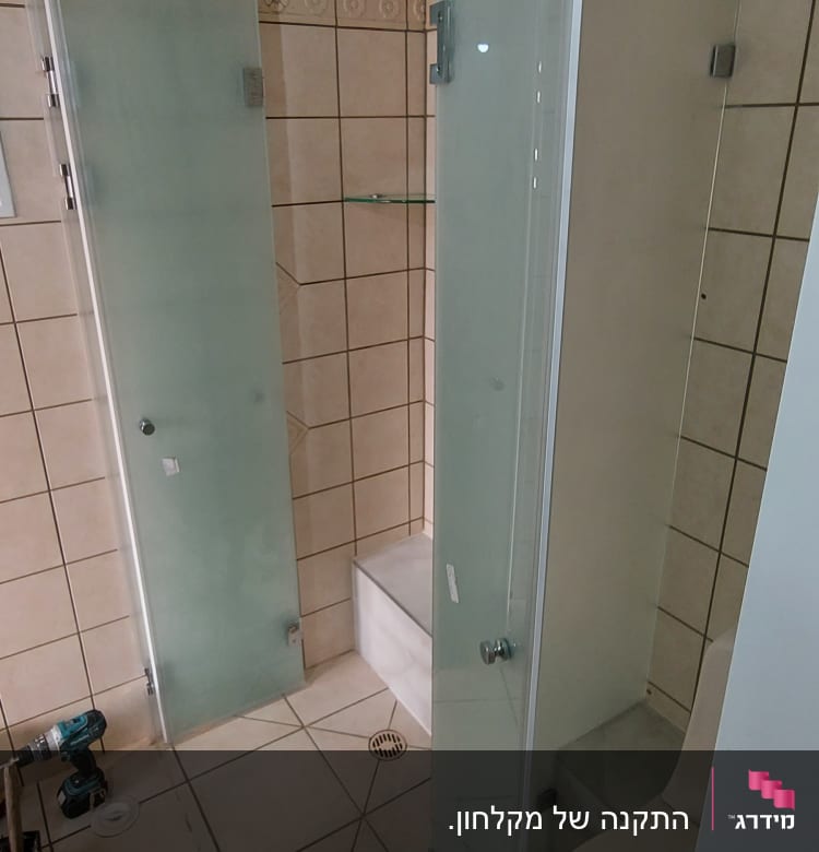 דלתות זכוכית במקלחת עם אריחים על הקירות